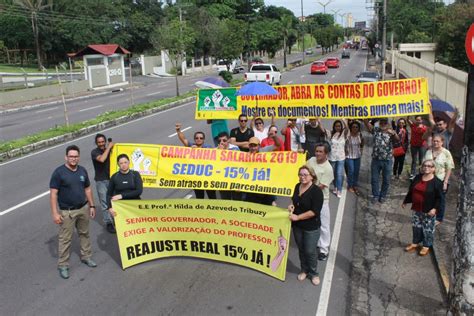 Em greve pelo 17º dia seguido professores fazem protesto em frente ao