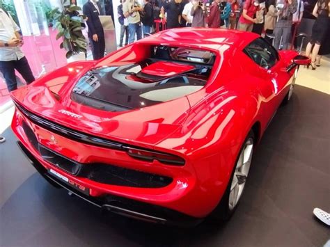 Ferrari Gtb Mengaspal Supercar Phev Bertenaga Dk Kumparan