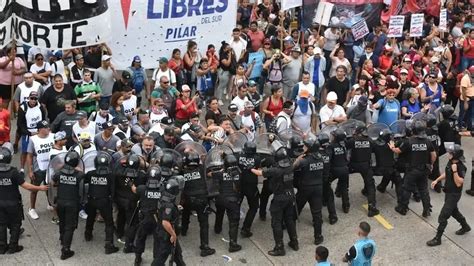 Enfrentamientos Entre Manifestantes Y Policías En Los Puentes