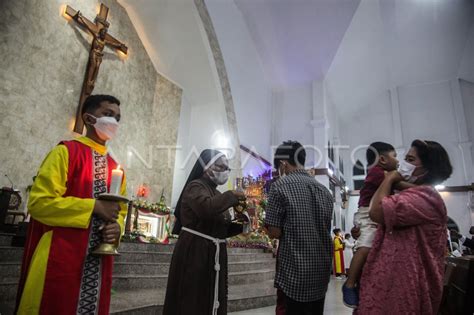 IBADAH MISA MALAM NATAL DI PALANGKA RAYA ANTARA Foto