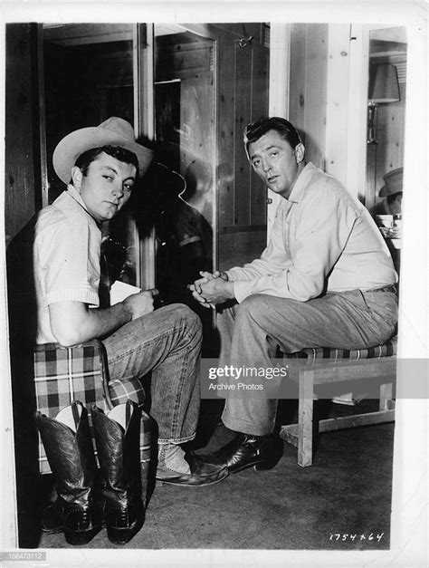 Robert Mitchum with his son James | Mitchum, Classic hollywood ...