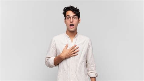 Hombre Guapo Joven Que Se Siente Conmocionado Y Sorprendido Sonriendo