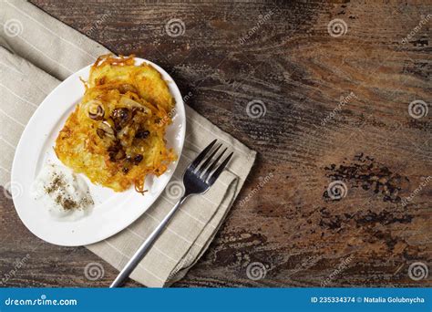 Panquecas De Batata Cebola Frita E Creme Azedo Foto De Stock