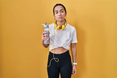 Joven Mujer Del Sur De Asia Usando Ropa Deportiva Bebiendo Agua Con