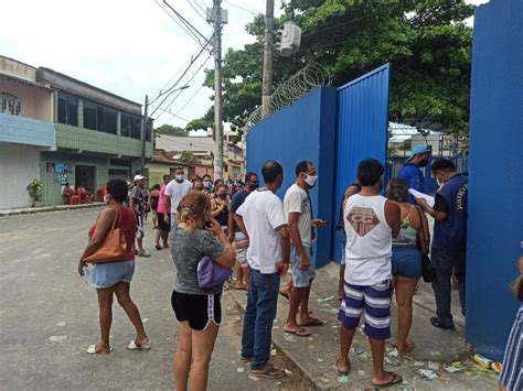 Eleitores enfrentam muita aglomeração e filas longas para votar em Feu Rosa