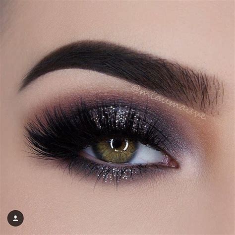 Olhos sombra preto glitter Clique para ver os créditos da imagem