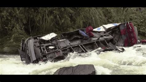 Aumenta a 25 los muertos por caída de autobús en Perú Diario Libre