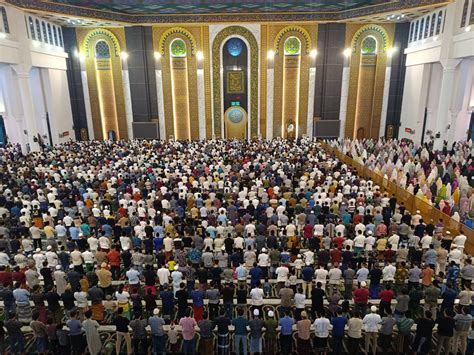 Belasan Ribu Jemaah Salat Tarawih Di Masjid Al Akbar Surabaya Malam Ini