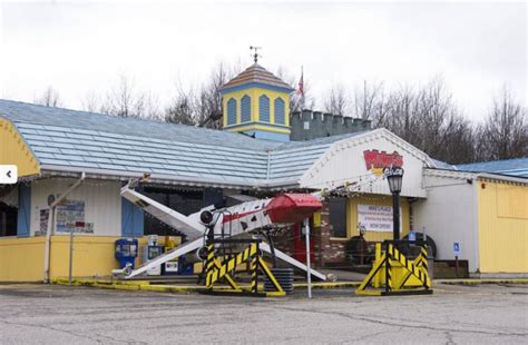 The Quirkiest Restaurant In Ohio Mike S Place Has A Hodgepodge Of