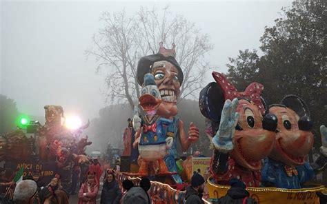 Carri Allegorici E Figuranti In Maschera Per La Grande Festa Al Lido