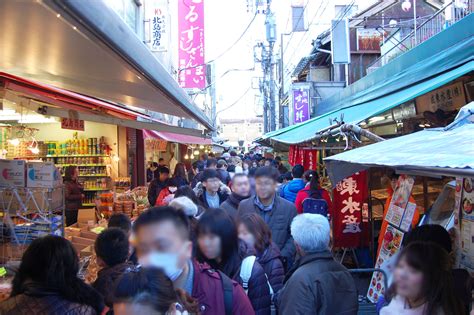 商店街の賑わい05 フリー素材ドットコム