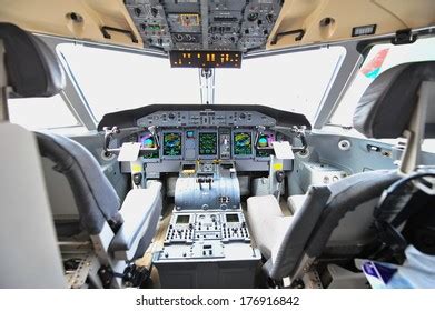 190 Bombardier q400 nextgen Images, Stock Photos & Vectors | Shutterstock