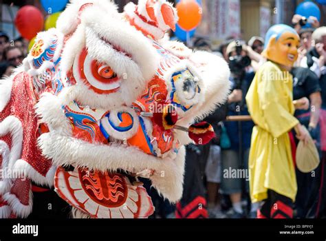 La Danza Del Le N Chino Fotograf A De Stock Alamy