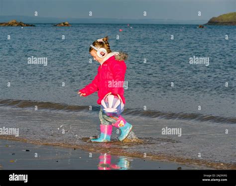 Fille Sur La Plage Banque De Photographies Et Dimages à Haute