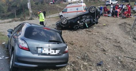 Accident grav în Neamț O mașină s a izbit de un parapet şi a fost