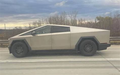 Un Premier Tesla Cybertruck Aperçu Au Québec Guide Auto