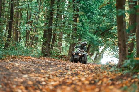 Conducir Por El Sendero Una Pareja Joven Montando Una Quad En El