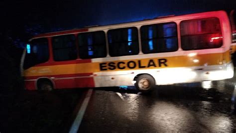 Micro ônibus escolar sai da pista e colide em barranco em Xaxim