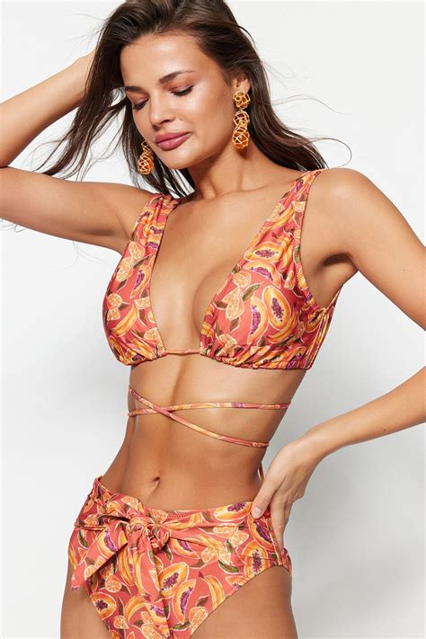 Trendyolmilla Meyve Desenli Üçgen Bağlamalı Bikini Üstü TBESS23BU00281