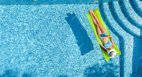 Belle Femme Au Chapeau Dans La Piscine Vue Aérienne De Dessus Den Haut Jeune Fille En Bikini Se