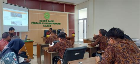 Pengadilan Negeri Penajam Mengadakan Rapat Evaluasi Kinerja Bulanan