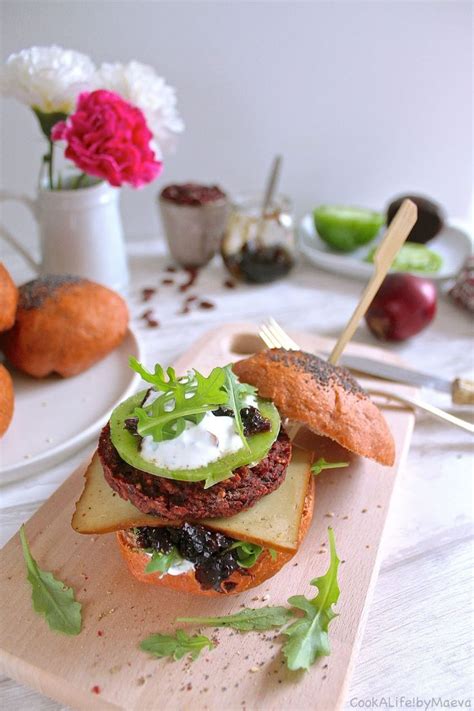 Burger végétarien tout rose ou presque betterave haricots rouges