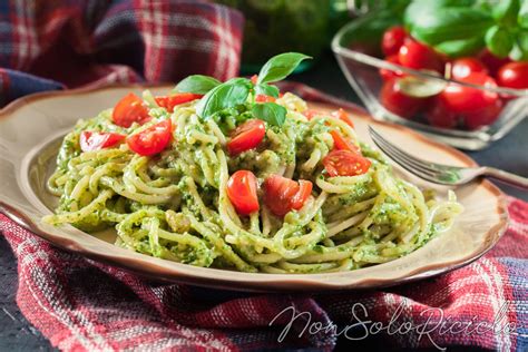 Il Primo Piatto Leggero Ed Estivo La Pasta Al Pesto Con Basilico E