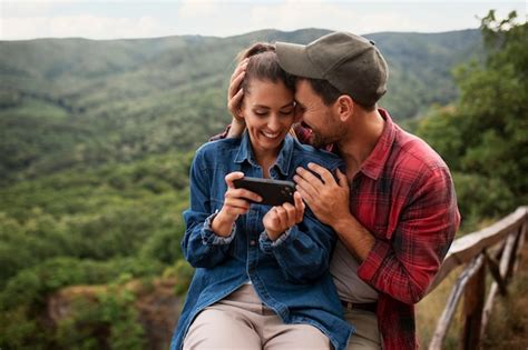 Premium Photo Couple Traveling In Nature And Taking Selfie Together