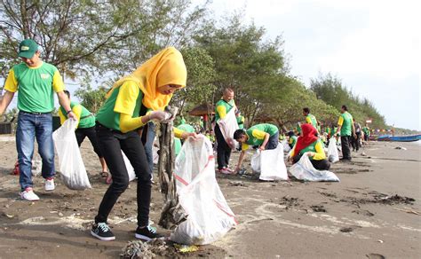 Komunitas Pemerhati Lingkungan Bersihkan Sampah Pantai And Laut