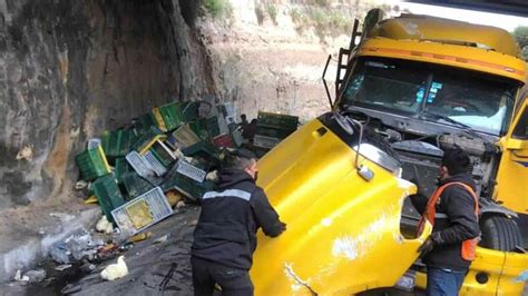 Tráiler con pollos se vuelca en el kilómetro 10 de la carretera Chamapa