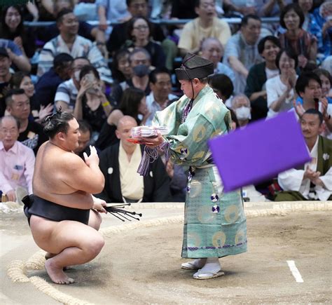 朝乃山、大関霧島を破り796日ぶりに結びの一番で白星 大関時代の21年夏場所9日目以来 大相撲写真ニュース 日刊スポーツ