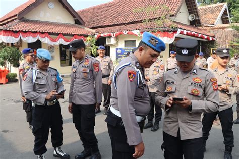 Tegakkan Disiplin Propam Polres Cirebon Kota Cek Semua HP Anggota Polisi