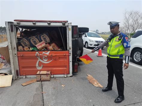 Pecah Ban Truk Pengangkut Teh Botol Terguling Di Tol Surabaya