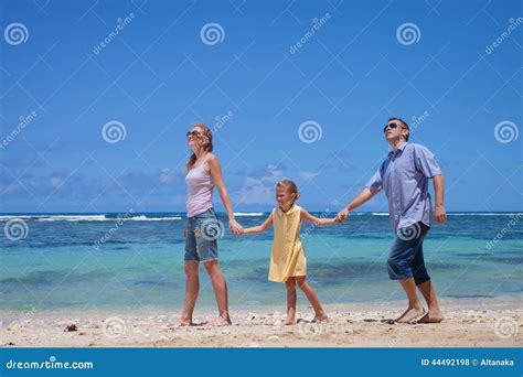 Familia Feliz Que Recorre En La Playa Foto De Archivo Imagen De