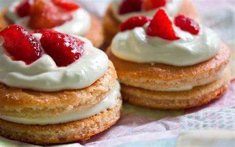 Biscotti morbidi con crema chanilly e fragole veloce bontà che in un