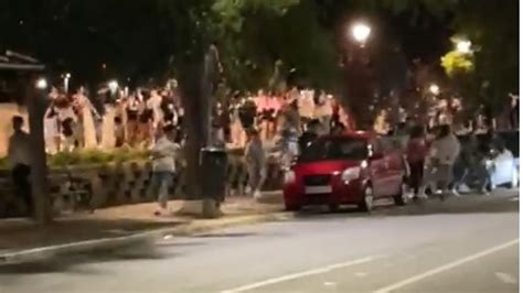 La Policía Local de Badajoz disuelve un botellón con cientos de jóvenes