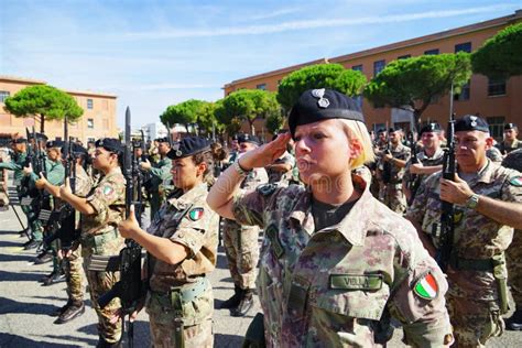 Soldados Del Ejército Italiano Desplegado En Cuarteles Durante Un Desfile Militar Foto De