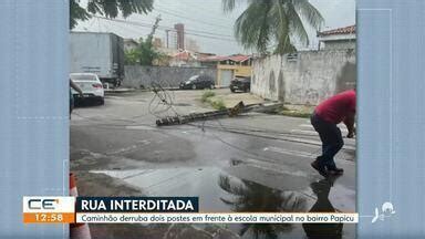 Cetv Edi O Fortaleza Caminh O Derruba Postes E Interdita Rua No