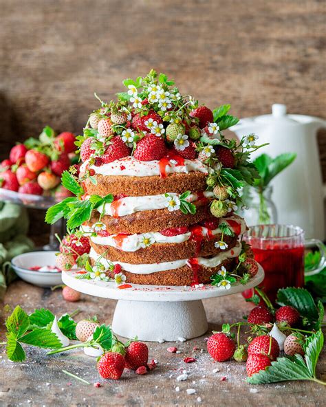 Erdbeer Naked Cake Mit Mascarpone Creme Bilder Kaufen