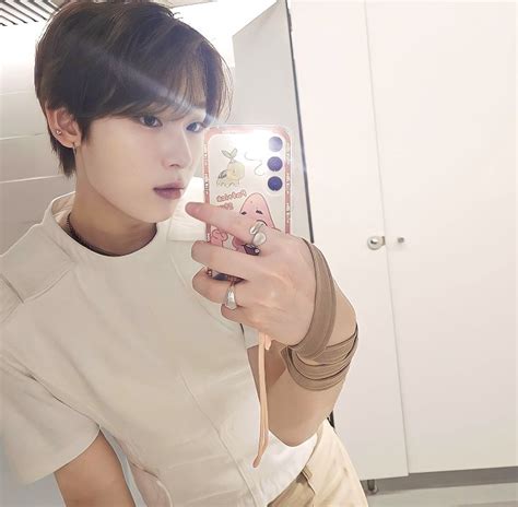 Kim Sunoo In Mirror Photo Mirror Selfie Mirror