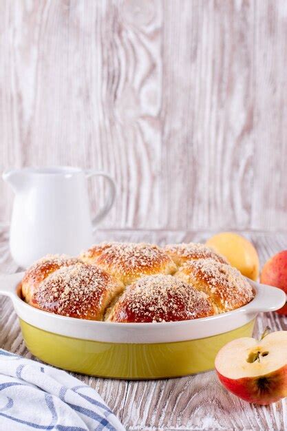 Pão caseiro migalha e geléia em um fundo branco de madeira Pão