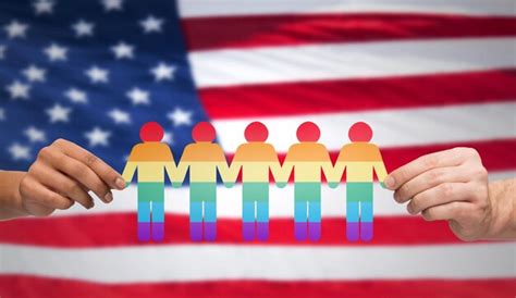 Pessoas orgulho gay e conceito homossexual mãos de casal segurando