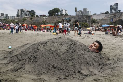 Familias Disfrutan De La Playa Agua Dulce Durante La Navidad Galer A