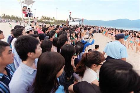 Flashmob bikini trên biển Đà Nẵng Cẩm nang du lịch Cùng iVIVU