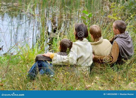 Retrato De La Familia De Cuatro Miembros En Parque Foto De Archivo