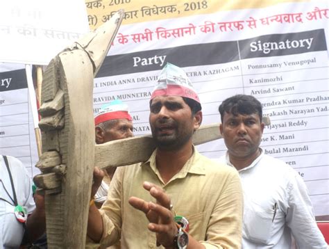 Yogendra Yadav, Medha Patkar join farmers' demonstration