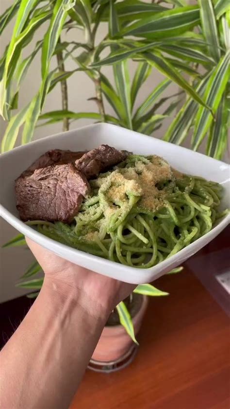 FIDEOS CON SALSA VERDE También conocido como pesto criollo esta