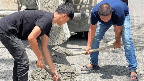 Pemda Lamban Pemuda Di Pekanbaru Turun Swadaya Perbaiki Jalan Rusak