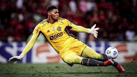 Corinthians acerta contratação de goleiro do Flamengo