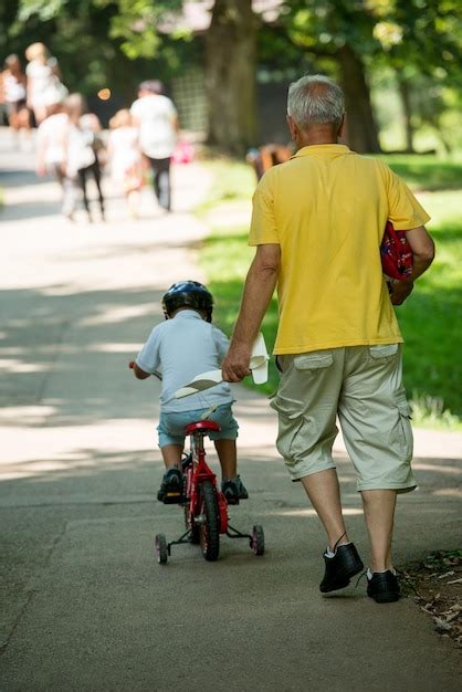 Heureux Grand Père Et Enfant Samusent Et Jouent Dans Le Parc Par Une